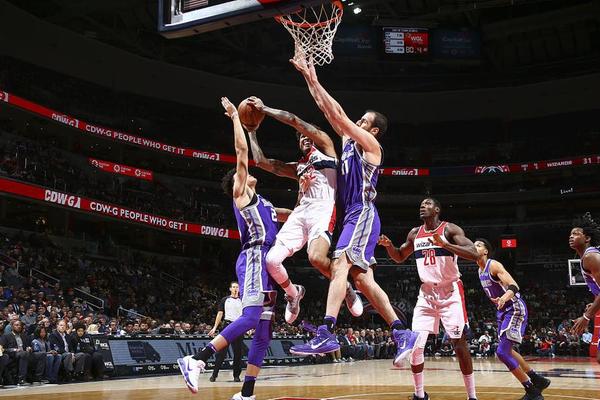 出席白宫晚宴后，C罗与美国防务部长合影