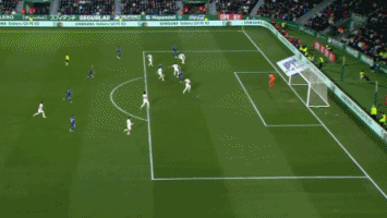 埃杜在高铁站被围满，合同今年到期，他说明年也希望在深圳